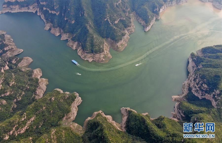 这是9月12日在河南济源拍摄的黄河三峡景色（无人机照片）。 河南济源黄河三峡景区位于小浪底水利枢纽工程上游。初秋时节，山水交融，游船穿梭，犹如一幅画卷。 新华社记者 郝源 摄