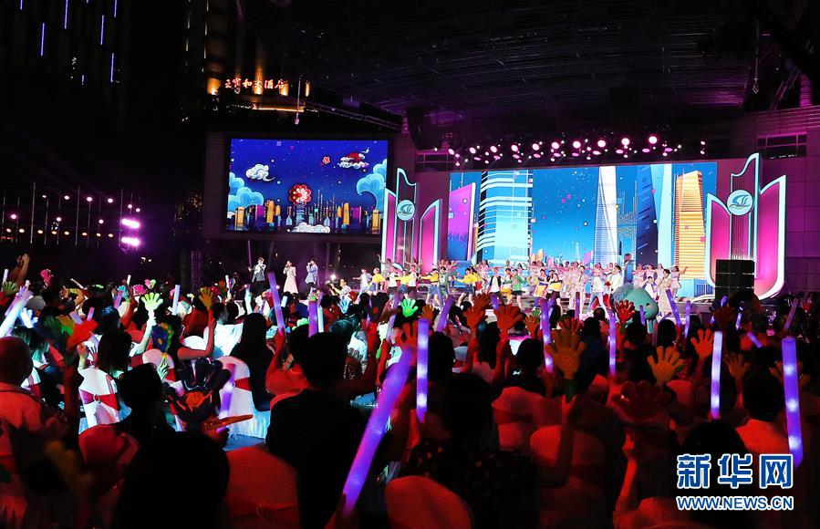 这是9月12日在上海南京东路世纪广场拍摄的开幕仪式现场。 当日，第31届上海旅游节正式拉开帷幕。 新华社记者 方喆 摄