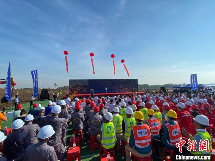 海南自由贸易港建设项目(第三批)洋浦集中开工仪式 王子谦 摄