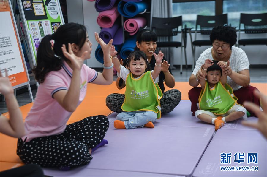9月15日，龙泉街道市陌河社区公益早教班的老师正在给社区内的幼儿上早教公益课程。 从2019年底开始，浙江省湖州市龙泉街道在下辖社区试点开办公益早教班，为社区内0-3岁的幼儿开展常态化和免费的早教服务，让社区幼儿在家门口就能享受到公益早教课程，有效补充了社区幼儿的学前教育空白，进一步打造社区教育服务新模式，解决社区居民的后顾之忧。 新华社记者 徐昱 摄