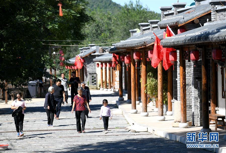 9月16日，游客在石家庄市平山县岗南镇李家庄村一条文旅小街游玩。 河北省石家庄市平山县是革命老区。近年来，该县以红色旅游为核心，大力实施“旅游+发展”模式，推进红色旅游与脱贫攻坚、乡村振兴、生态建设、文化产业融合发展，引导百姓经营农家乐、销售农副产品等，催生出西柏坡红色小镇、李家庄美丽乡村等一批新景点。如今，平山县形成红色教育、文旅融合、生态观光、乡村休闲等多种旅游业态。新华社发（陈其保 摄）