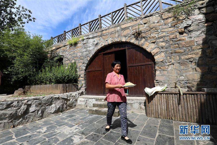 9月16日，石家庄市平山县岗南镇李家庄村一户农家乐的老板为客人上菜。 河北省石家庄市平山县是革命老区。新华社发（梁子栋 摄）