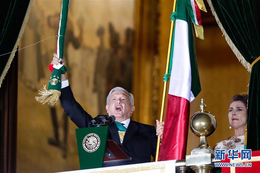 9月15日，在墨西哥首都墨西哥城中心的国家宫，墨西哥总统洛佩斯（左）出席庆祝墨西哥独立210周年活动。 9月16日是墨西哥独立日。 新华社发（弗朗西斯科·卡涅多摄）