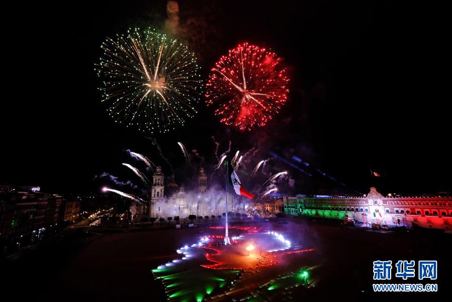 9月15日，在墨西哥首都墨西哥城中心的宪法广场，烟花绽放庆祝墨西哥独立210周年。 9月16日是墨西哥独立日。 新华社发（伊斯雷尔·罗萨斯摄）
