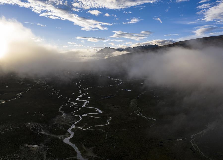 这是9月15日拍摄的邦达草原清晨（无人机照片）。 邦达草原位于西藏昌都市八宿县境内。高山深谷中的邦达草原是一块地势宽缓、水草丰美的高寒草原，也是野生动物的乐园。 新华社记者 普布扎西 摄