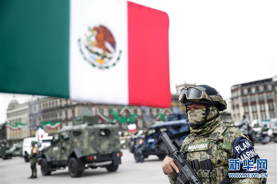 9月16日，在墨西哥首都墨西哥城，海军陆战队人员参加独立日阅兵。 9月16日是墨西哥独立日，墨西哥举行庆祝独立210周年阅兵活动。 新华社发（弗朗西斯科·卡涅多 摄）
