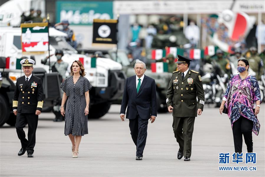 9月16日，在墨西哥首都墨西哥城，墨西哥总统洛佩斯（中）出席独立日阅兵活动。 9月16日是墨西哥独立日，墨西哥举行庆祝独立210周年阅兵活动。 新华社发（弗朗西斯科·卡涅多 摄）