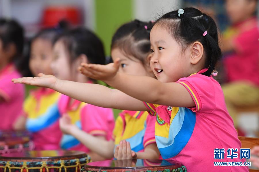 幼儿园小班的小朋友在音乐课上学习手鼓（9月16日摄）。 新学期开学以来，山东济南童贝尔幼儿园从儿童视角出发，创新课程设置，寓教于乐，营造宽松和谐的环境，促进孩子们健康成长。 新华社记者 朱峥 摄