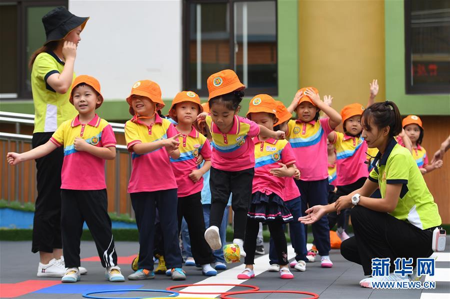 幼儿园中班的小朋友在活动课上做游戏（9月16日摄）。 新学期开学以来，山东济南童贝尔幼儿园从儿童视角出发，创新课程设置，寓教于乐，营造宽松和谐的环境，促进孩子们健康成长。 新华社记者 朱峥 摄