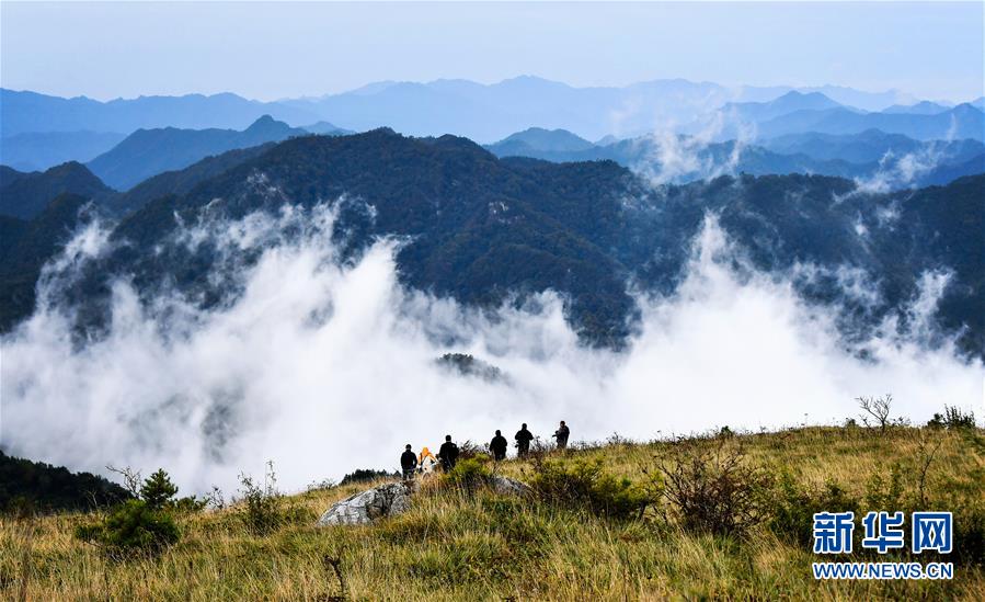 9月17日，游人在陕西紫柏山国家森林公园观景。 雨后初霁，位于陕西省汉中市留坝县的紫柏山国家森林公园内云雾升腾，宛如画境。 新华社记者 刘潇 摄