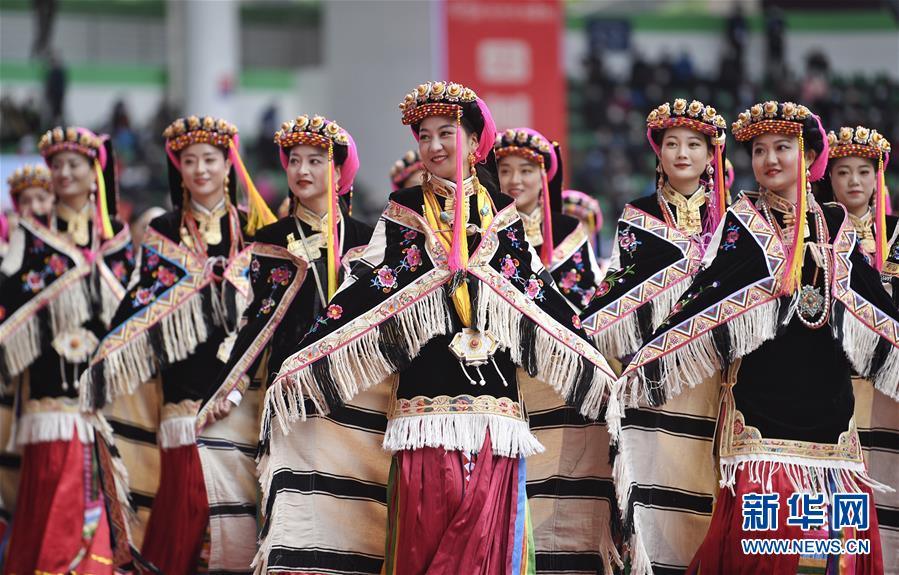 （社会）（6）甘孜群众载歌载舞欢庆建州70周年