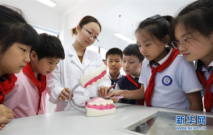 9月17日，在江苏省苏州市东大街小学校，孩子们在苏州市立医院医务人员的引导下学习正确的刷牙方法。 近日，各地纷纷举办与牙齿相关的主题教育活动，以迎接全国爱牙日的到来。 新华社发（杭兴微 摄）