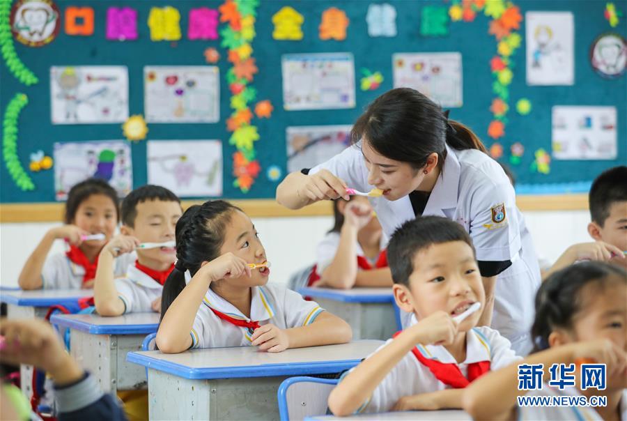 9月17日，在浙江省湖州市德清县武康街道东风小学，学生练习正确的刷牙方法。 近日，各地纷纷举办与牙齿相关的主题教育活动，以迎接全国爱牙日的到来。 新华社发（王正 摄）