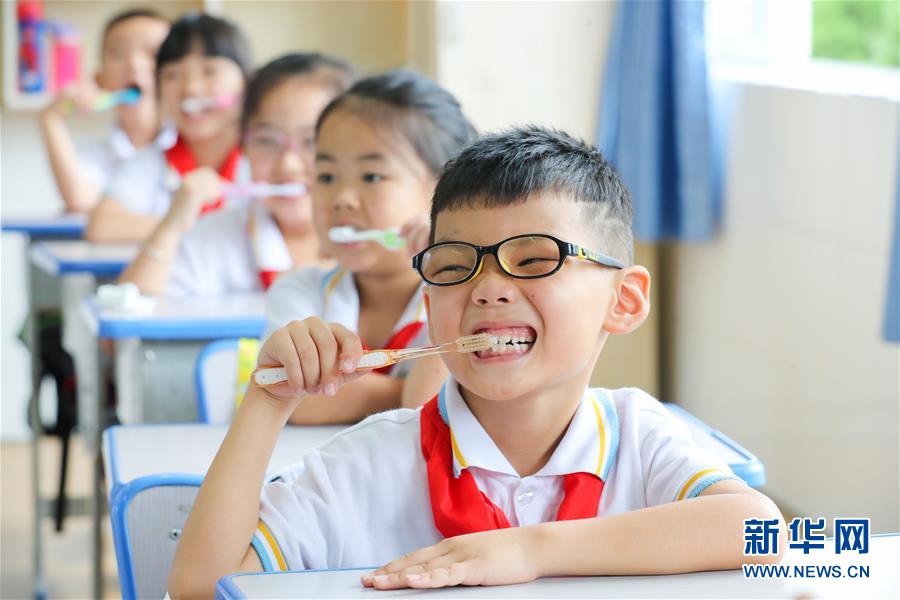 9月17日，在浙江省湖州市德清县武康街道东风小学，学生练习正确的刷牙方法。 近日，各地纷纷举办与牙齿相关的主题教育活动，以迎接全国爱牙日的到来。 新华社发（王正 摄）