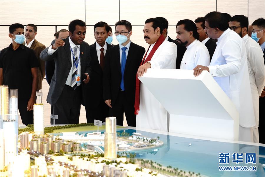 9月17日，在斯里兰卡科伦坡港口城项目展厅，斯里兰卡总理马欣达·拉贾帕克萨（前排右三）和多名部长听取项目最新进展汇报。 斯里兰卡总理马欣达·拉贾帕克萨17日率多名内阁部长来到科伦坡港口城，参加港口城奠基开工6周年纪念活动，他对科伦坡港口城建设进展予以积极评价。 新华社记者 唐璐 摄