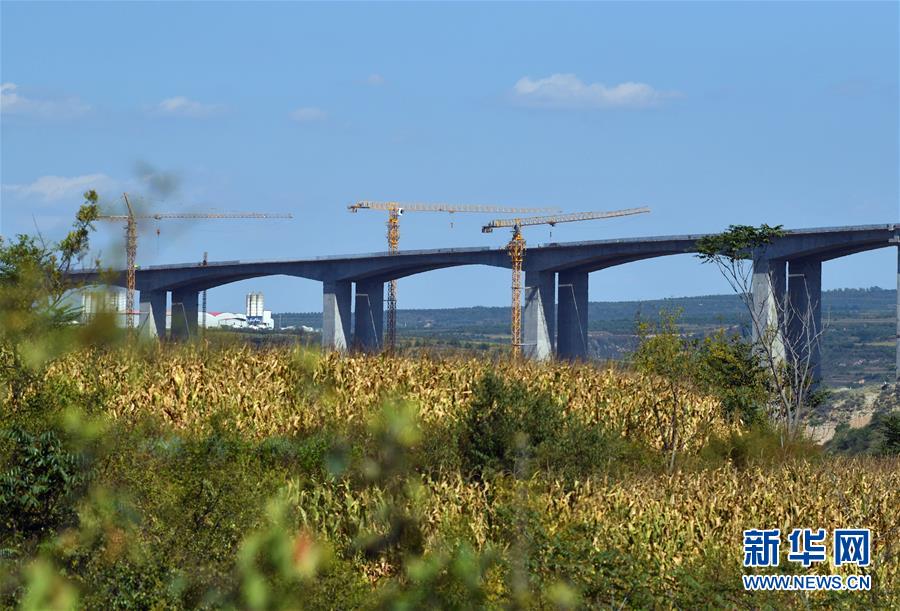 这是陕西黄（龙）蒲（城）高速公路石堡川河特大桥（9月18日摄）。 当日，由中铁二十局承建的陕西黄（龙）蒲（城）高速公路控制性工程——石堡川河特大桥贯通，为全线通车打下坚实基础。 新华社记者 张博文 摄