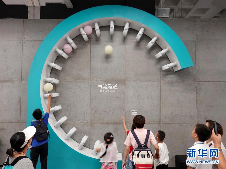 9月19日，参观者在山东青岛海信科学探索中心体验“气流隧道”。 以“决胜全面小康、践行科技为民”为主题的全国科普日活动19日在全国范围内同步启动，活动将持续到9月25日。 新华社发（唐克 摄）