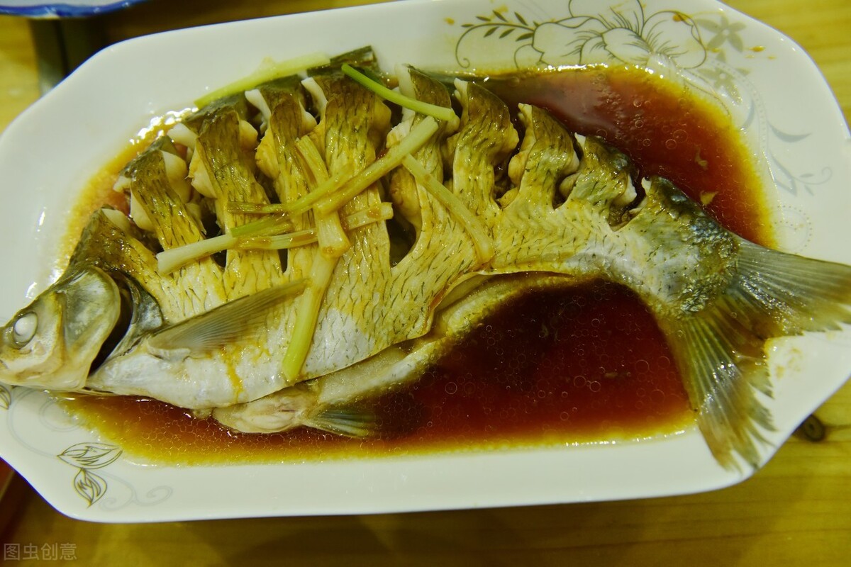 做清蒸鱼有诀窍,牢记这4点,鱼肉滑嫩鲜美,没有一点腥味