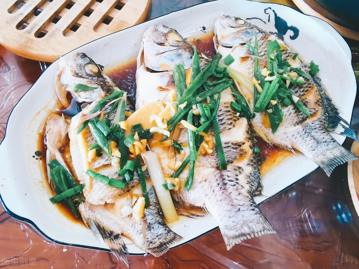 做清蒸鱼有诀窍，牢记这4点，鱼肉滑嫩鲜美，没有一点腥味