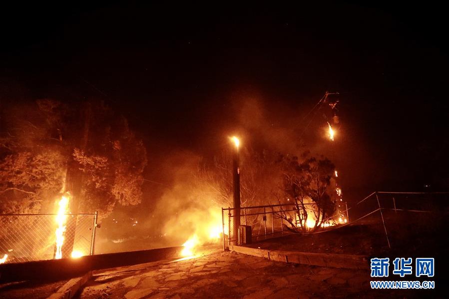 这是9月18日在美国加利福尼亚州洛杉矶县拍摄的“山猫”山火。 名为“山猫”的山火连续数日在美国洛杉矶县山区蔓延。 新华社发