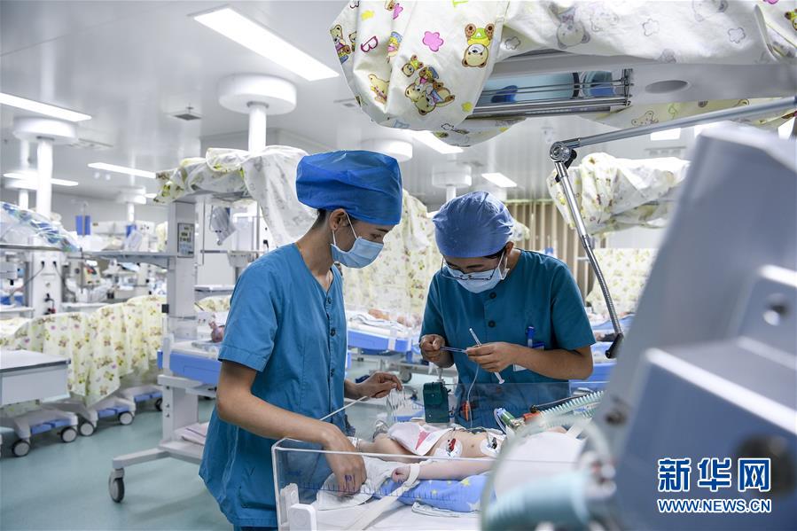 同心县人民医院护士在新生儿重症监护室护理新生儿（9月18日摄）。 新华社记者 冯开华 摄