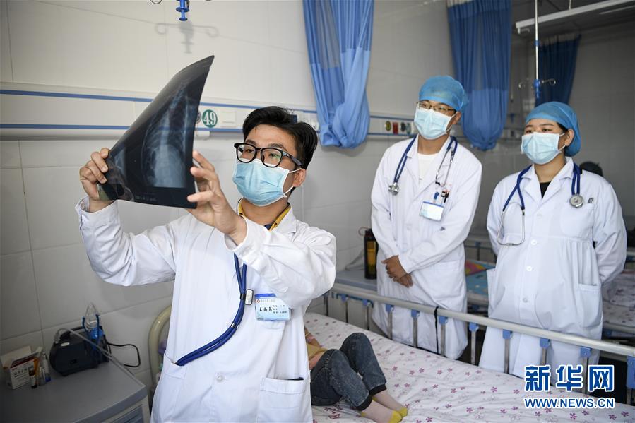 来自福建省泉州市第一医院的医生王海岛（左一）与宁夏同心县人民医院医生交流患者病情（9月18日摄）。 新华社记者 王鹏 摄