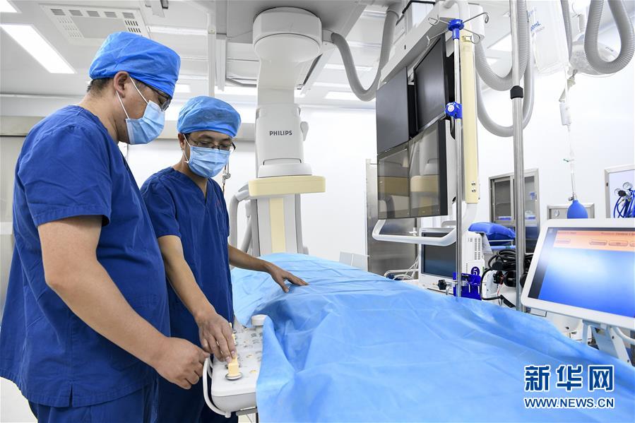来自福建省泉州市第一医院的医生张克连（右）在进行医疗设备教学（9月18日摄）。新华社记者 冯开华 摄