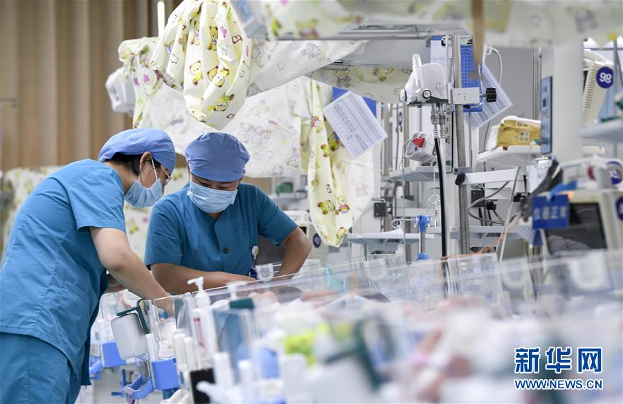 同心县人民医院护士在新生儿重症监护室护理新生儿（9月18日摄）。 新华社记者 冯开华 摄
