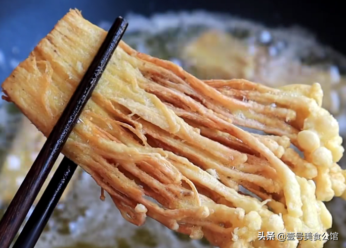 金针菇的美味新吃法，香辣酥脆，鲜香营养，不错的居家美食