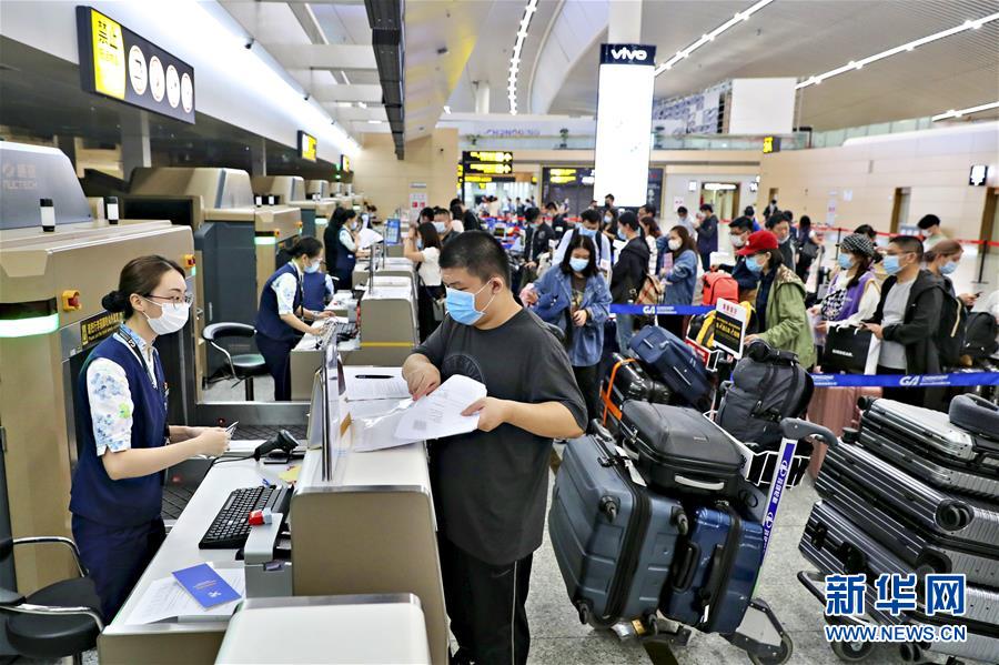 (图文互动)(1)国内航空公司执飞的首条国际复学包机航线在渝启航