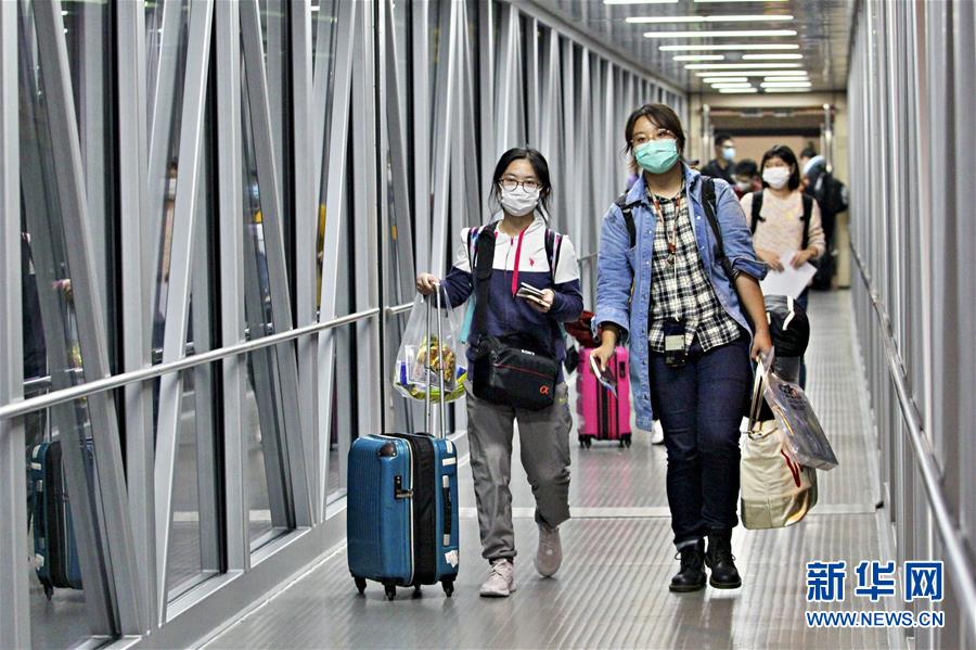 (图文互动)(3)国内航空公司执飞的首条国际复学包机航线在渝启航