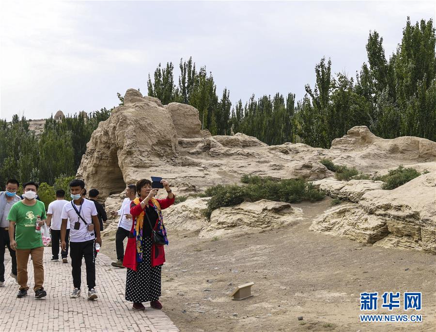 9月21日，游客在位于新疆吐鲁番的交河故城景区参观。 暑气褪去，新疆吐鲁番迎来旅游黄金期，游客尽享当地独特风情。 新华社记者 王菲 摄