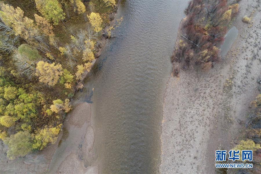 这是9月22日拍摄的奥克里堆山脚下的河流与森林（无人机照片）。奥克里堆山位于内蒙古自治区呼伦贝尔市根河市。金秋时节，奥克里堆山的森林换上“秋装”，景色如画。 新华社记者 赵泽辉 摄