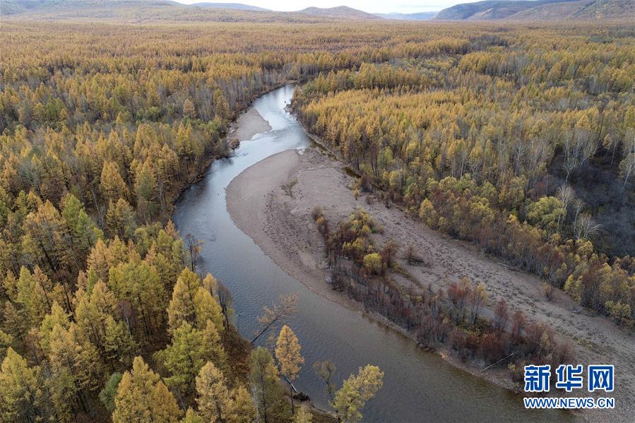 这是9月22日拍摄的奥克里堆山脚下的河流与森林（无人机照片）。奥克里堆山位于内蒙古自治区呼伦贝尔市根河市。金秋时节，奥克里堆山的森林换上“秋装”，景色如画。 新华社记者 赵泽辉 摄