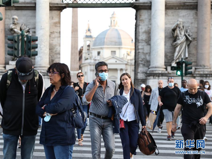 9月22日，人们走在意大利罗马街头。 根据意大利卫生部22日公布的最新统计数据，过去24小时该国新增1392例新冠肺炎确诊病例，累计确诊病例超30万例，达300897例，累计死亡35738例。 新华社记者 程婷婷 摄