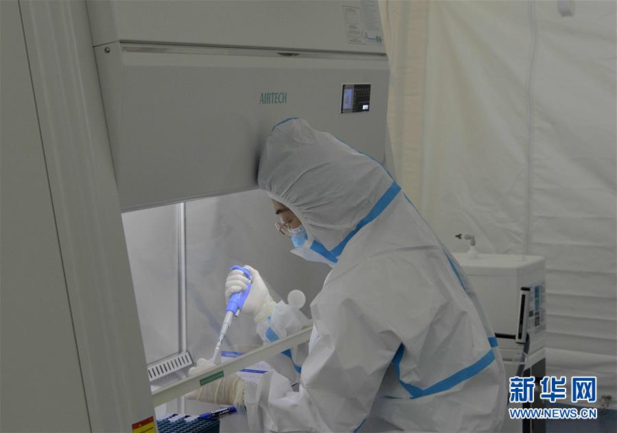 9月22日，工作人员在位于埃塞俄比亚首都亚的斯亚贝巴市郊的华大集团新冠病毒核酸检测试剂盒生产厂内工作。 由中国华大集团在埃塞俄比亚投资建设的新冠病毒核酸检测试剂盒生产厂日前已正式投产，这填补了埃塞俄比亚无法生产试剂盒的空白，将进一步提升当地新冠病毒检测能力。 新华社记者王守宝摄