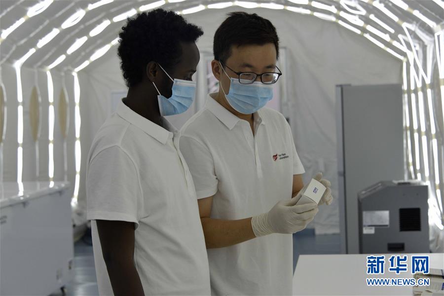 9月22日，工作人员在位于埃塞俄比亚首都亚的斯亚贝巴市郊的华大集团新冠病毒核酸检测试剂盒生产厂内工作。 由中国华大集团在埃塞俄比亚投资建设的新冠病毒核酸检测试剂盒生产厂日前已正式投产，这填补了埃塞俄比亚无法生产试剂盒的空白，将进一步提升当地新冠病毒检测能力。 新华社记者王守宝摄