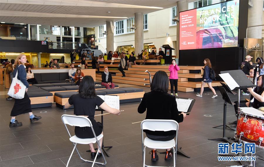 9月22日，在新西兰惠灵顿维多利亚大学图书馆，新西兰音乐学院在读学生组成的小型民乐演奏团为大家演奏中国民乐。 新华社记者 郭磊 摄