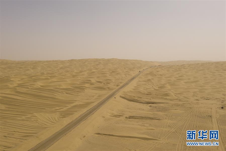 (图文互动)(1)穿越塔克拉玛干沙漠第三条沙漠公路沙基全线贯通