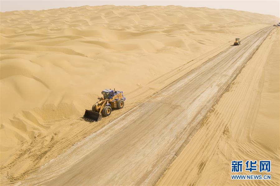 (图文互动)(3)穿越塔克拉玛干沙漠第三条沙漠公路沙基全线贯通