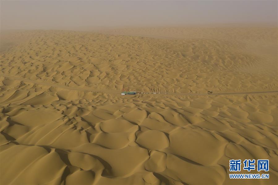 （图文互动）（4）穿越塔克拉玛干沙漠第三条沙漠公路沙基全线贯通