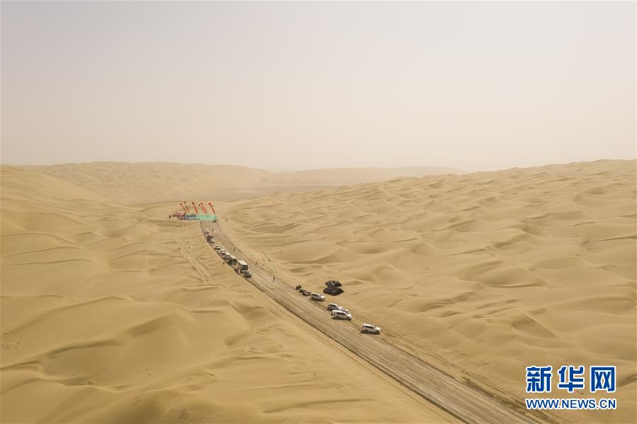 （图文互动）（6）穿越塔克拉玛干沙漠第三条沙漠公路沙基全线贯通