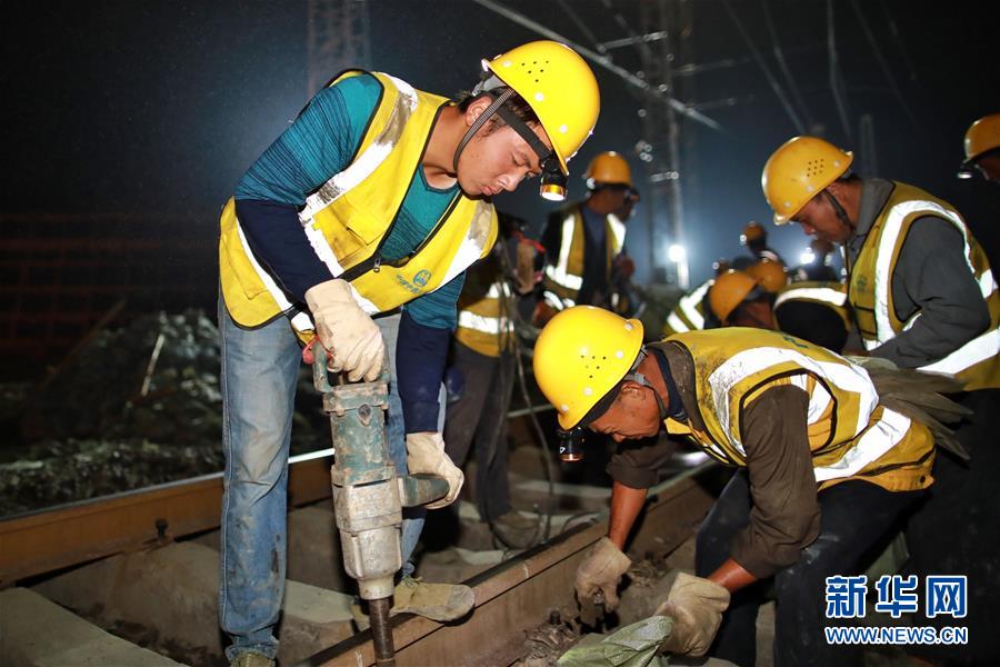 9月24日，工人在贵阳都拉营国际陆海通物流港进行线路拨接作业。 9月24日晚至25日凌晨，中铁八局建设者利用铁路“天窗点”时间，对新建的贵阳都拉营国际陆海通物流港进行铁路运输线路拨接作业，港内专用铁路线与既有川黔线等完成互通，接入全国铁路货运网络。 新华社记者 刘续 摄