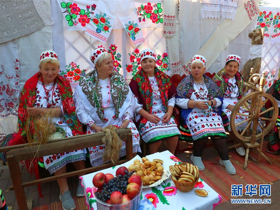 9月26日，在白俄罗斯首都明斯克郊区，人们身着民族服饰参加农业展销节。 随着当地秋收的基本结束，白俄罗斯各地相继举办农业展销节等活动，欢庆秋收。 新华社发（任科夫摄）