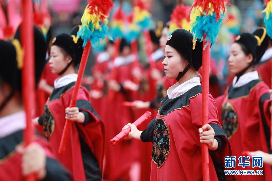 9月28日，参加祭祀的人员在祭孔典礼上表演八佾舞。当日是孔子诞辰纪念日，贵阳孔学堂举行2020年祭孔典礼暨“开笔礼”活动。新华社记者 欧东衢 摄