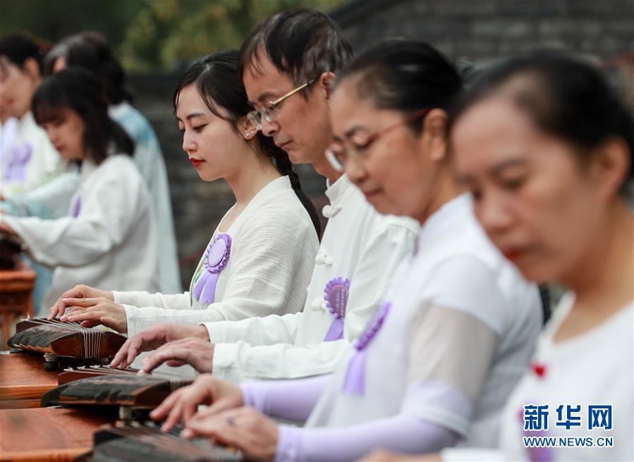 9月28日，参加祭祀的人员在祭孔典礼现场弹奏古琴曲《猗兰操》。新华社记者 欧东衢 摄