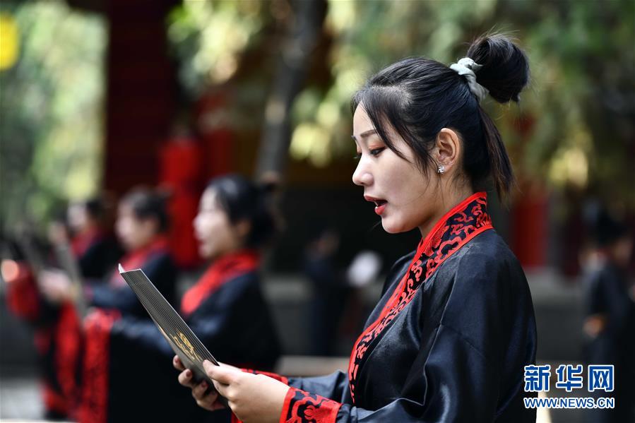 9月28日，在庚子年祭孔大典上，工作人员在诵读儒学经典。新华社记者 郭绪雷摄