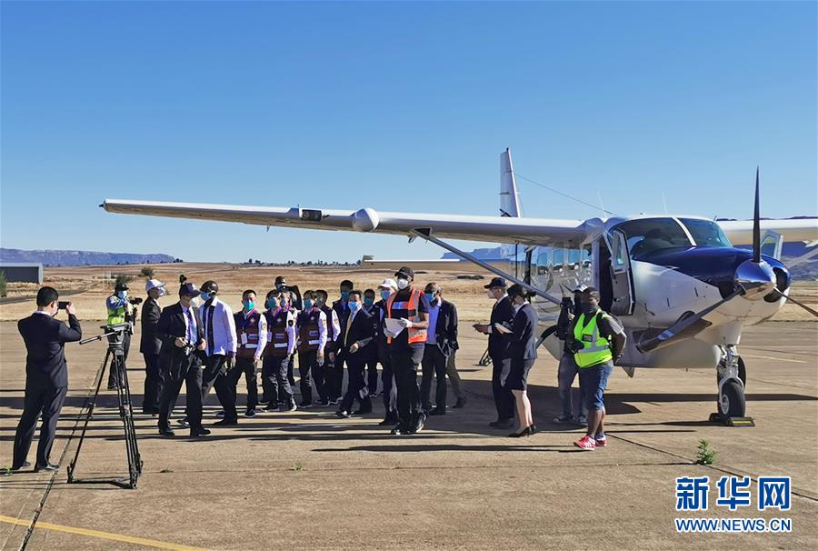 9月27日，中国政府抗疫医疗专家组抵达莱索托首都马塞卢的国际机场。 应莱索托政府邀请，中国政府抗疫医疗专家组一行10人于27日乘包机抵达莱索托首都马塞卢，开始对莱索托开展为期10天的抗击新冠疫情援助工作。 新华社发