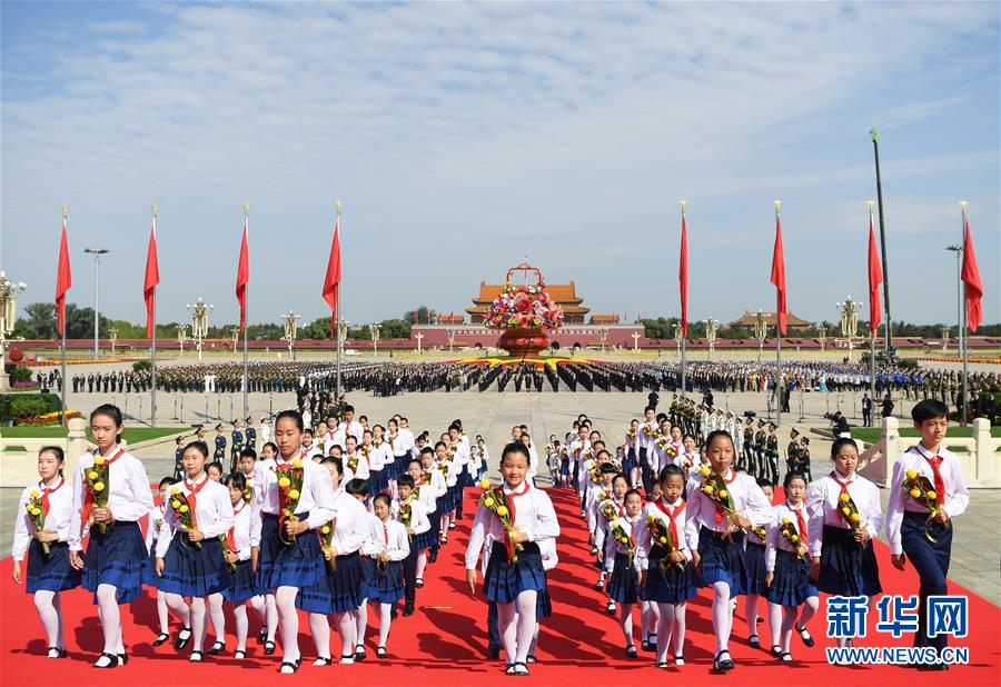 9月30日，烈士纪念日向人民英雄敬献花篮仪式在北京天安门广场隆重举行。 新华社记者 申宏 摄