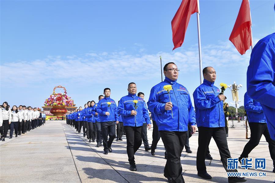 9月30日，烈士纪念日向人民英雄敬献花篮仪式在北京天安门广场隆重举行。 新华社记者 申宏 摄